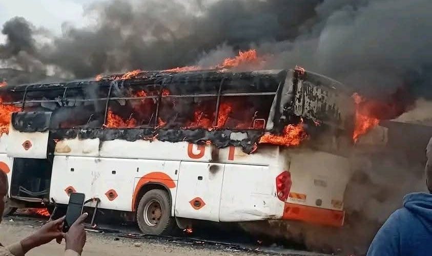 Incendie à Abobo : Un car de la compagnie GTI prend feu, les pompiers évitent le pire